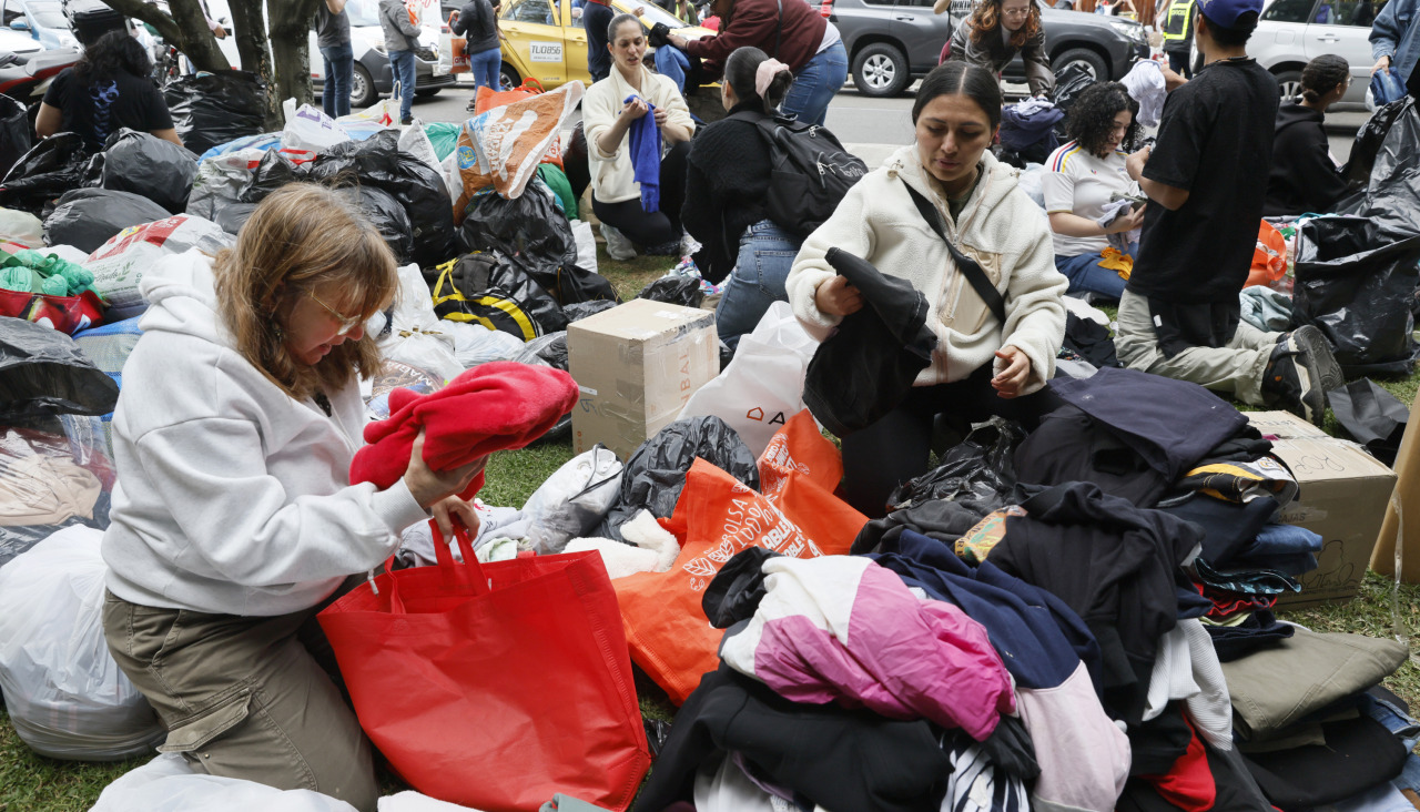 AME4757. BOGOTÁ (COLOMBIA), 26/06/2026.- Voluntarios organizan este viernes donaciones para los damnificados por los dos terremotos ocurridos en Venezuela, en un centro de acopio en Bogotá (Colombia). EFE/ Carlos Ortega