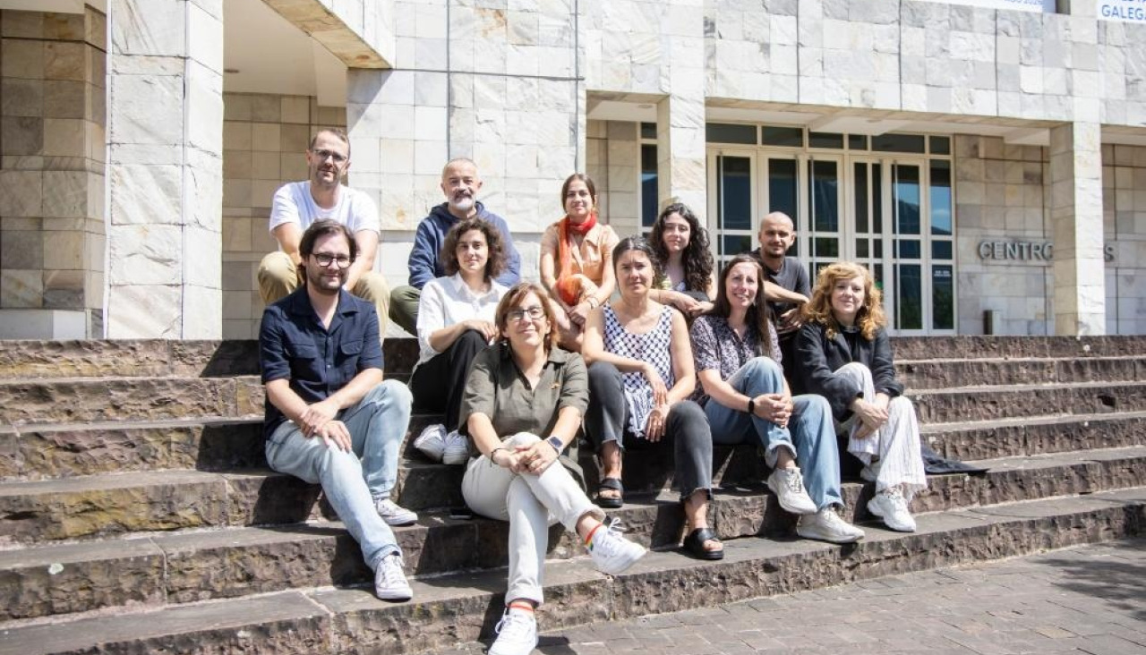 Participantes de la VI Residencia Literaria del Gaiás durante la bienvenida en la Cidade da Cultura, donde compartirán hasta el 11 de julio un espacio de trabajo y formación literaria