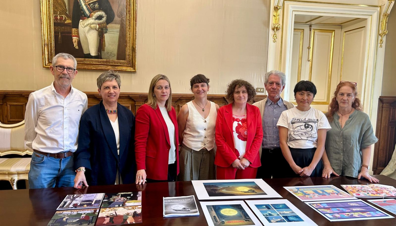La alcaldesa, Goretti Sanmartín, dio a conocer el fallo del XIX Premio Internacional Compostela de Álbums Ilustrados