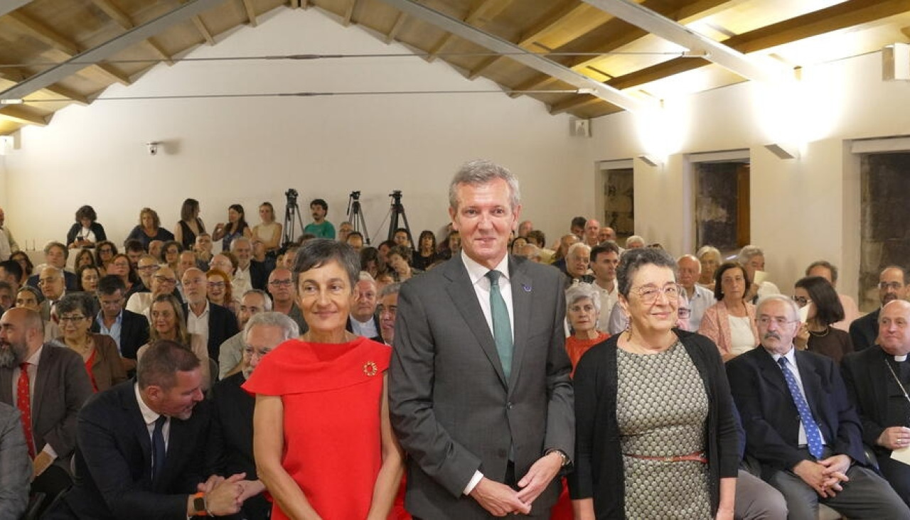 De esquerda a dereita, Dolores Vilavedra, Alfonso Rueda e Rosario Álvarez