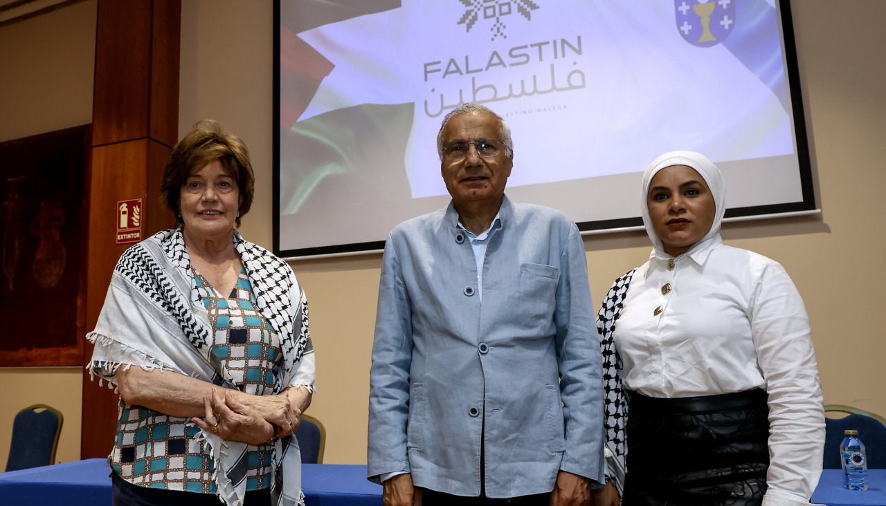 GRAF1055. SANTIAGO DE COMPOSTELA, 04/07/2026.- Mohamed Safa (c) preside la Asociación Palestino-Galega FALASTIN, que ha sido presentada este sábado en Santiago de Compostela. EFE/ Xoán Rey