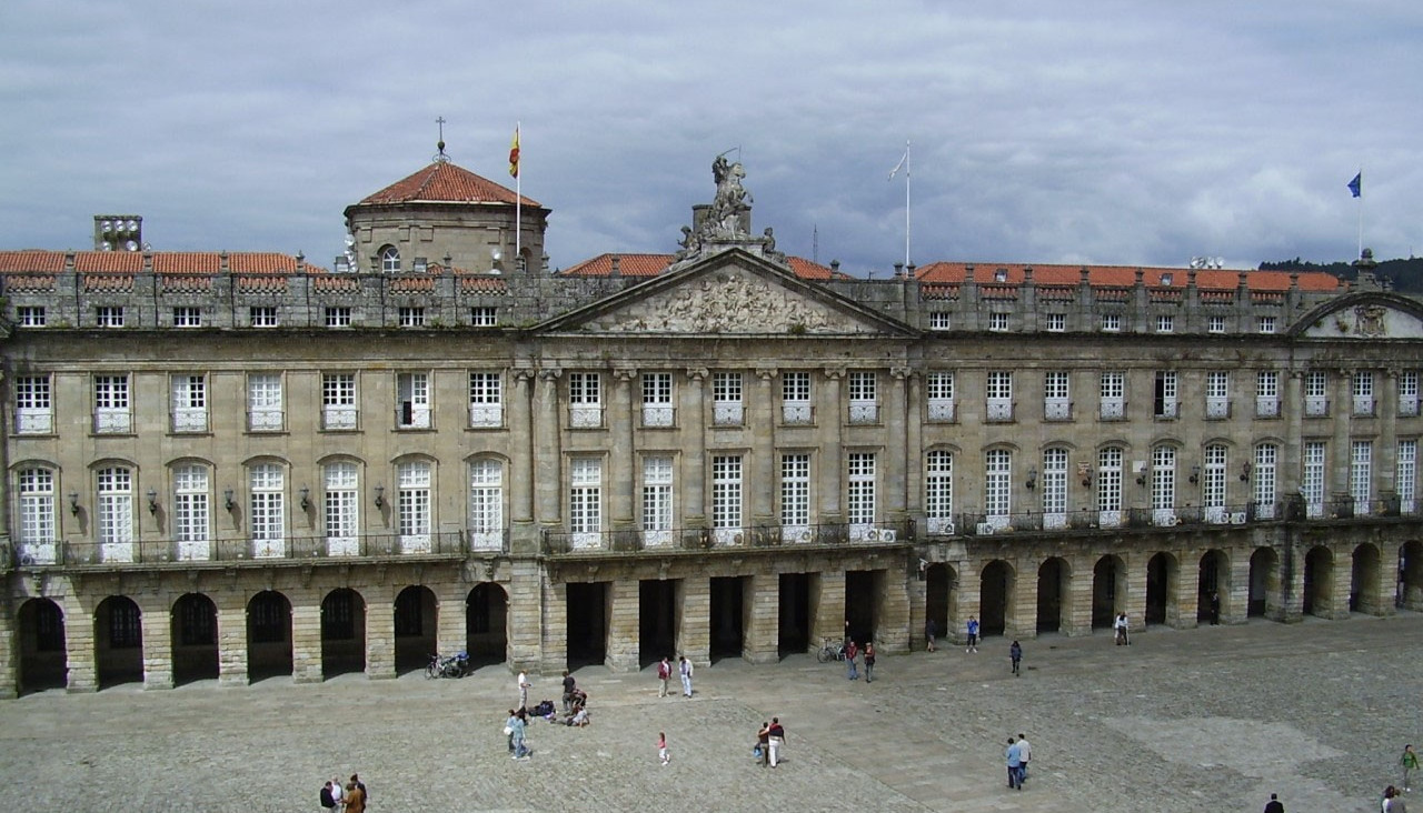 O Consorcio de Santiago vén de adxudicar as obras de rehabilitación da fachada norte do Pazo de Raxoi, unha actuación orientada a mellorar a conservación do inmoble e a súa eficiencia enerxética