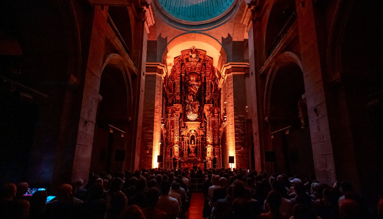 El WOS Festival volverá a transformar distintos espacios patrimoniales del casco histórico de Santiago en escenarios para la música electrónica y la creación audiovisual