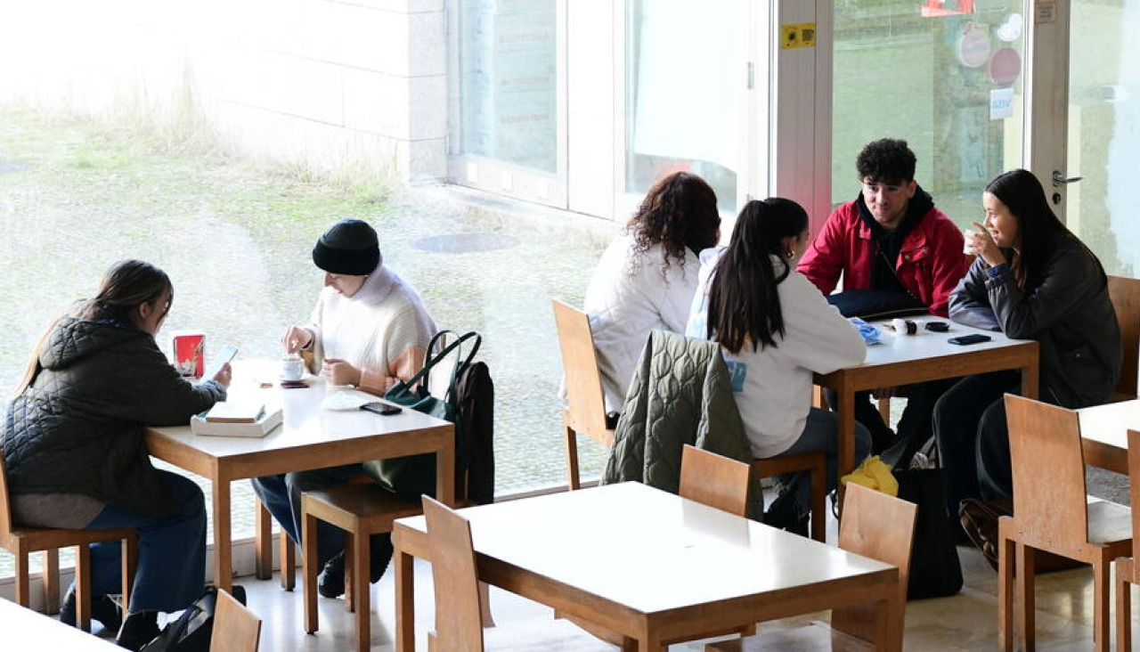 estudiantes-cafeteria-de-xornalismo-05