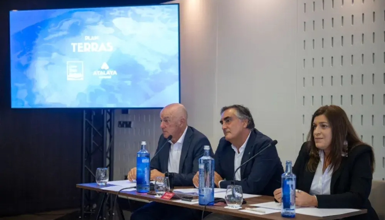 De izquierda a derecha, Alberto Lavandeira, CEO de Atalaya Mining; Fernando Riopa, director general de Cobre San Rafael; y Dania Pensado, responsable de la Oficina de Relacións coa Veciñanza de Cobre San Rafael