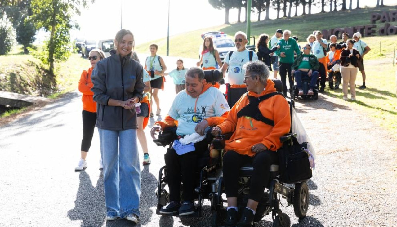 El grupo CompostELA está integrado por pacientes con ELA, familiares, cuidadores y guardias civiles voluntarios que acompañaron a los peregrinos desde O Cebreiro