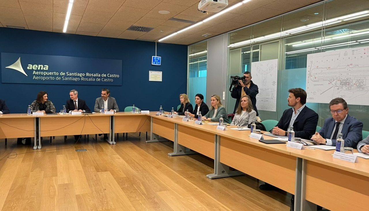 Míriam Louzao participó este miércoles en la cuarta reunión del grupo de trabajo ‘Conectividad Aérea de Galicia’ junto a representantes de la Xunta, Aena y los ayuntamientos de A Coruña y Vigo