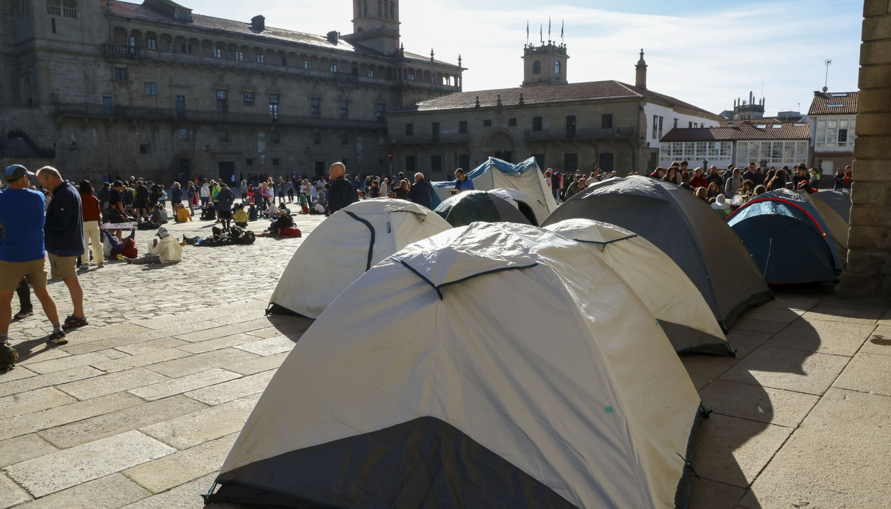 Santiago se suma a las acampadas por la vivienda desde la plaza del Obradoiro
