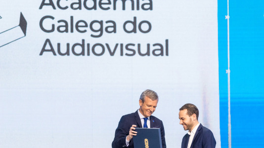 Rueda entrega a medalla ao presidente da Academia Galega do Audiovisual, Álvaro Pérez Becerra @EP Agostime