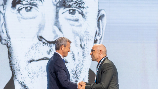 Alfonso Rueda entrega a medalla a Luis Tosar @EP Agostime
