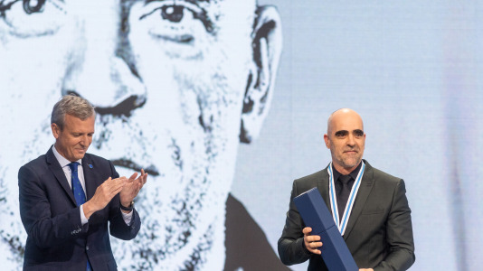 Alfonso Rueda aplaude mentres Luis Tosar amosa a distinción @EP Agostime