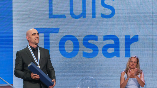 Luis Tosar, coa súa distinción @ EFE Xoán Rey