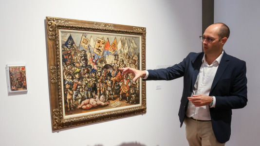 El comisario, Diego Gascón, presentó en el Centro Obra Social Abanca la exposición 'Pintura escrita. Arte e literatura. Colección Abanca' @EFE Xoán Rey (2)