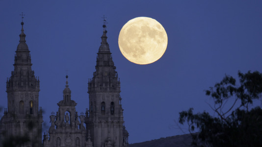 Luna llena sobre la catedral de Santiago (4)