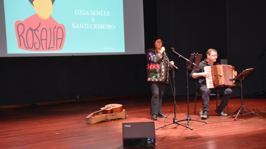 Ames homenaxea a Rosalía de Castro nunha gala protagonizada polo alumnado dos centros educativos (3)
