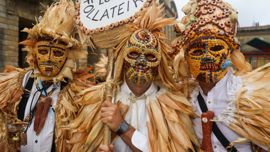 Una representación de distintos personajes de los carnavales tradicionales gallegos desfila por Santiago @ Xoán Rey (EFE) (3)