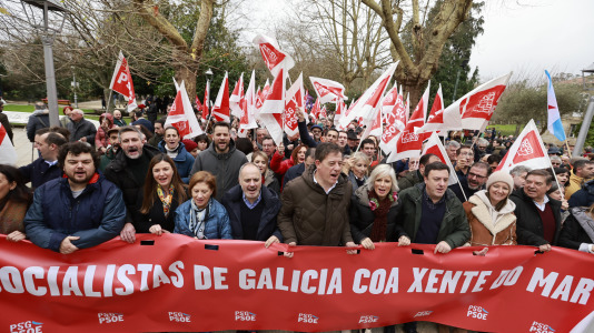 Besteiro y representantes del PSOE Manifestación en defensa del mar en Santiago de Compostela @EFE Lavandeira jr (3)