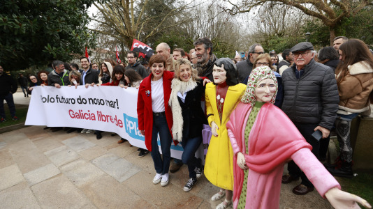Marta Lois y Yolanda Díaz, en la Alameda Manifestación en defensa del mar en Santiago de Compostela @EFE Lavandeira jr (1)