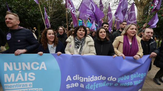 Isabel Faraldo e Irene Montero, con la pancarta de Podemos Manifestación en defensa del mar en Santiago de Compostela @EFE Lavandeira jr (4)