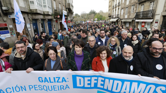Ana Pontón, con otros dirigentes del BNG Manifestación en defensa del mar en Santiago de Compostela @EFE Lavandeira jr (5)
