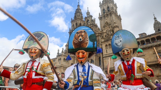 Una representación de distintos personajes de los carnavales tradicionales gallegos desfila por Santiago @ Xoán Rey (EFE) (2)