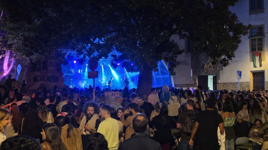 Acompañado de su equipo, el cantante ofreció al público 'De Ronda', su trabajo más reciente