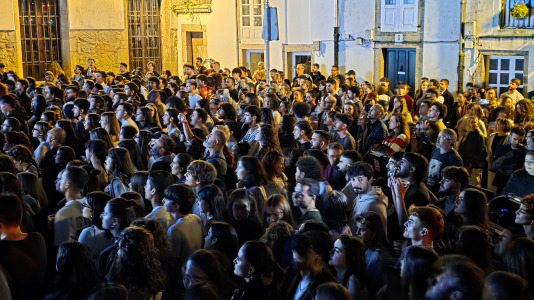 Acompañado de su equipo, el cantante ofreció al público 'De Ronda', su trabajo más reciente