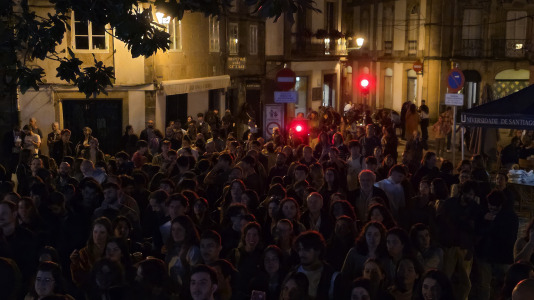 Acompañado de su equipo, el cantante ofreció al público 'De Ronda', su trabajo más reciente