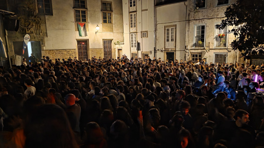 Acompañado de su equipo, el cantante ofreció al público 'De Ronda', su trabajo más reciente