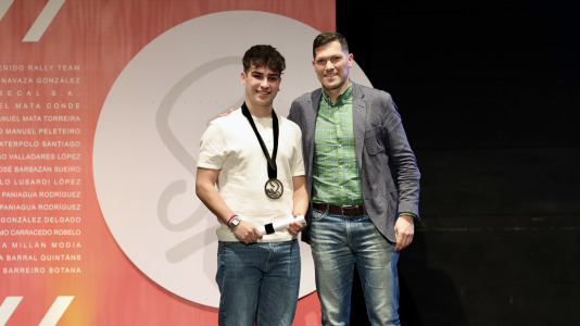 Cosme González recibe el galardón como deportista masculino de categoría base tras proclamarse campeón de España juvenil de gimnasia rítmica