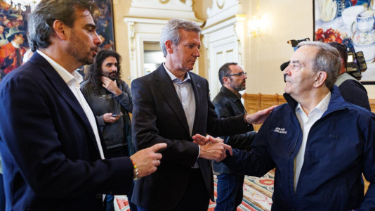 El presidente de la Xunta, Alfonso Rueda, recibe a los jugadores y equipo directivo del Monbus Obradoiro tras confirmarse su ascenso a la ACB