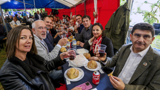 Distintos representantes del PPdeG, PSdeG y BNG disfrutaron de las atracciones en las fiestas picheleiras este jueves festivo