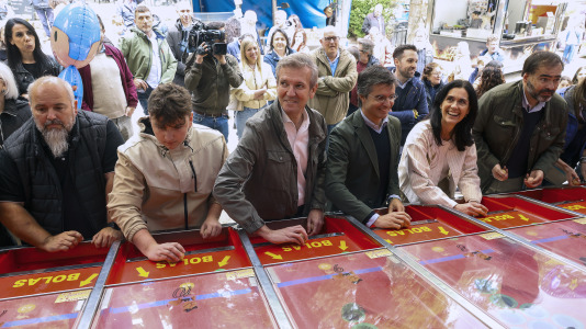 SANTIAGO DE COMPOSTELA, 14/05/2026.- El presidente de la Xunta y presidente del PP de Galicia, Alfonso Rueda (c), asiste a la feria de las fiestas de la Ascensión, este jueves en Santiago de Compostela. EFE/ Xoán Rey